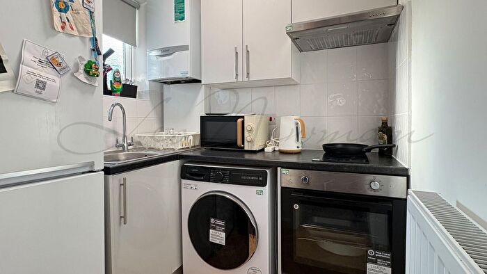 1 Bedroom Flat To Rent In Essex Mansions, Essex Road South, London, E11
