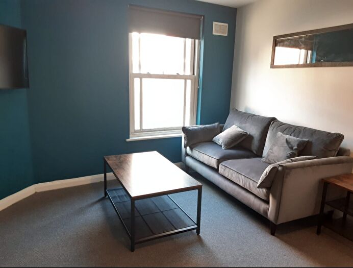 1 Bedroom Flat To Rent In Bed Student Flat // Jun, LN2