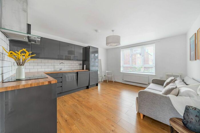 2 Bedroom Flat To Rent In Fawcett Close, Clapham Junction, London, SW11