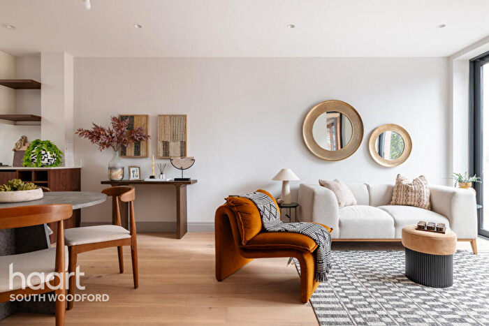 4 Bedroom Town House For Sale In Lynwood Close, London, E18