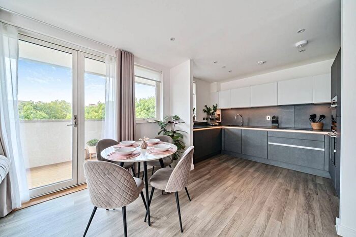 2 Bedroom Flat For Sale In Avenue Road, South Acton, London, W3