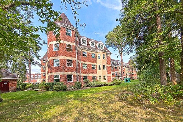 1 Bedroom Flat For Sale In Elmhurst Court, Heathcote Road, Camberley, Surrey, GU15