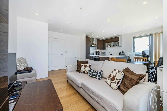 2 Bedroom Flat To Rent In Christian Street, London, E1