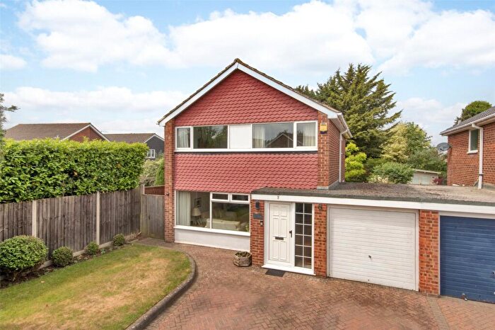 3 Bedroom Link Detached House For Sale In Starling Close, New Barn, Kent, DA3