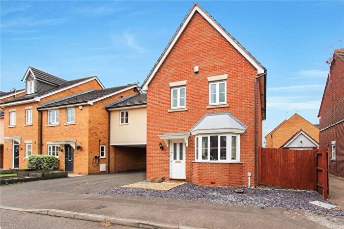 4 Bedroom Link Detached House For Sale In Murray Way, Wickford, Essex, SS12