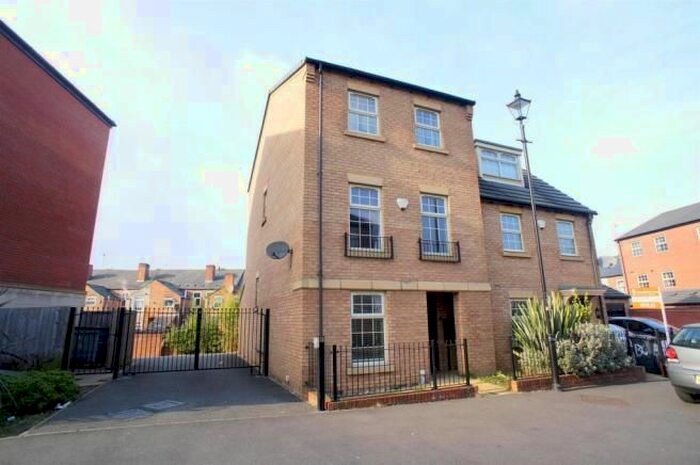 4 Bedroom Semi-Detached House To Rent In Shaftesbury Crescent, Derby, DE23