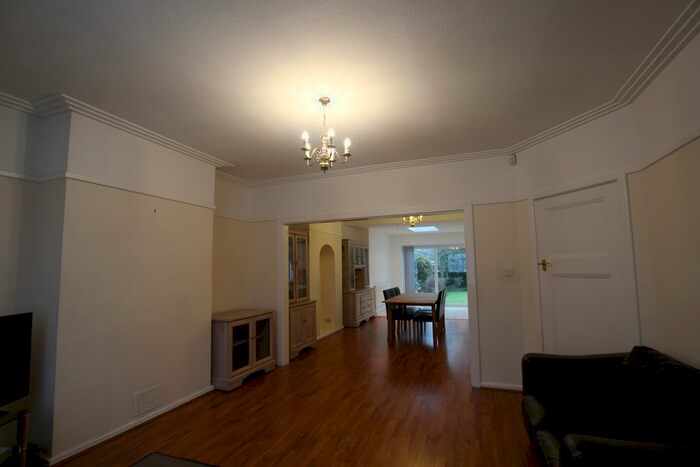 4 Bedroom Semi-Detached House To Rent In Cissbury Ring South, London, N12