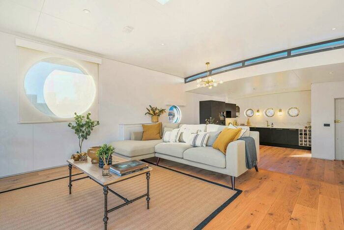 3 Bedroom House Boat To Rent In Cheyne Walk, Chelsea, London, SW10