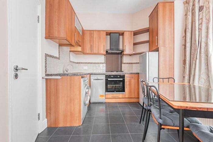 1 Bedroom Flat To Rent In Battersea Bridge Road, Battersea, London, SW11
