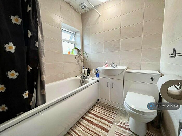 3 Bedroom Semi-Detached House To Rent In Belvoir Close, Fareham, PO16