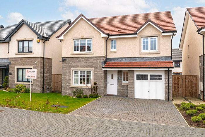 4 Bedroom Detached House For Sale In Fairlie Road, Livingston Village, EH54