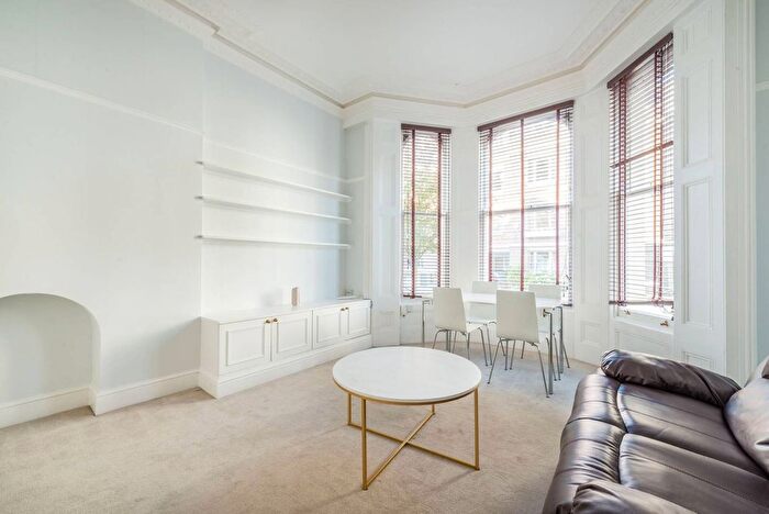 1 Bedroom Flat To Rent In Campden Hill Gardens, Notting Hill, London, W8