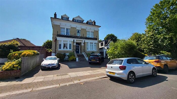 3 Bedroom Flat To Rent In Bycullah Road, Enfield, EN2
