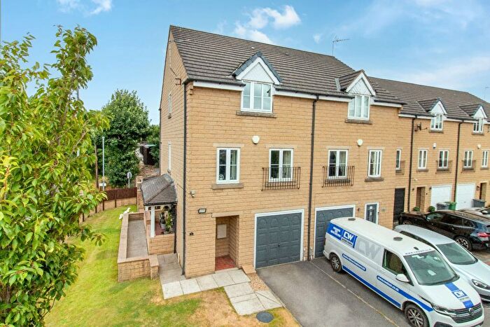 3 Bedroom Town House For Sale In Lumb Hall Way, Drighlington, BD11