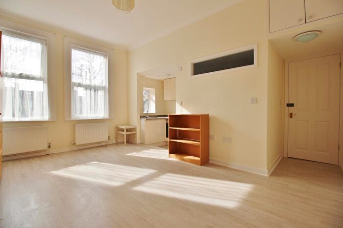Studio To Rent In Grosvenor Road, Finchley Central, N3