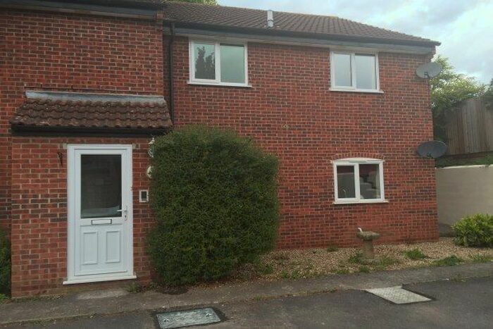 2 Bedroom Flat To Rent In Trent Court, Taunton TA1