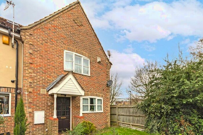 3 Bedroom Property To Rent In Tawny Close, London W13
