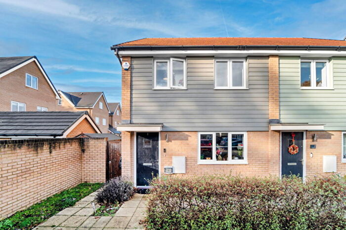 3 Bedroom Semi Detached House For Sale In Leigh Mews, Chertsey, KT16