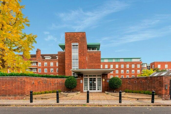 3 Bedroom Flat To Rent In Ravenscourt Gardens, London, Greater London., W6