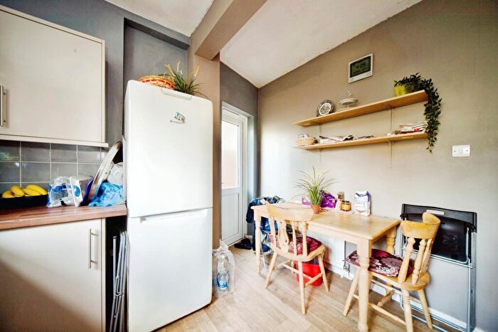 1 Bedroom Flat For Sale In Gladstone Avenue, London, N22