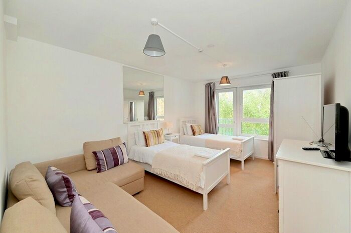 1 Bedroom Flat To Rent In Crefeld Close, Hammersmith, W6