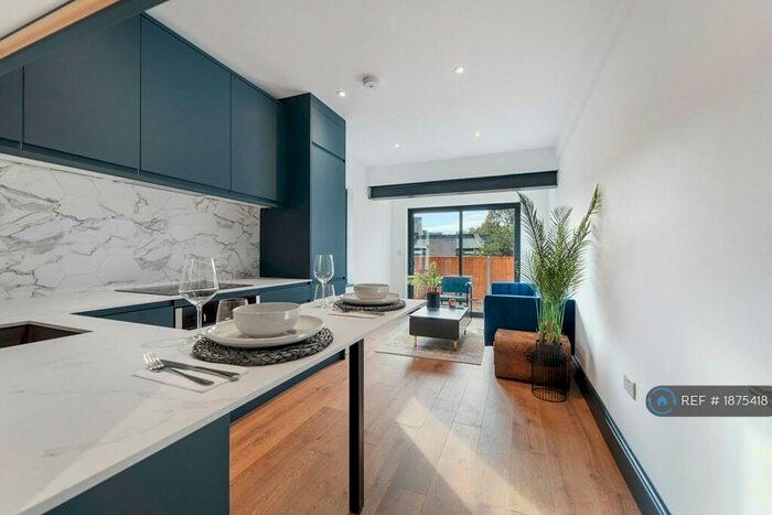 2 Bedroom Maisonette To Rent In Colney Hatch Lane, London, N10