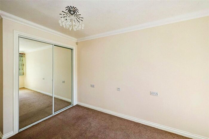 1 Bedroom Flat For Sale In Padnell Road, Waterlooville, Hampshire, PO8