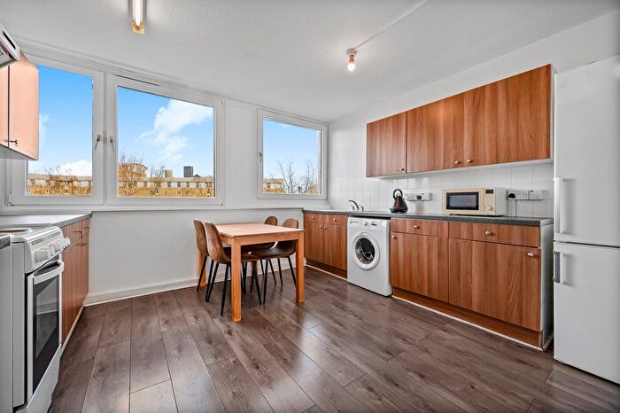 3 Bedroom Flat For Sale In Dunlin House, Tawny Way, SE16