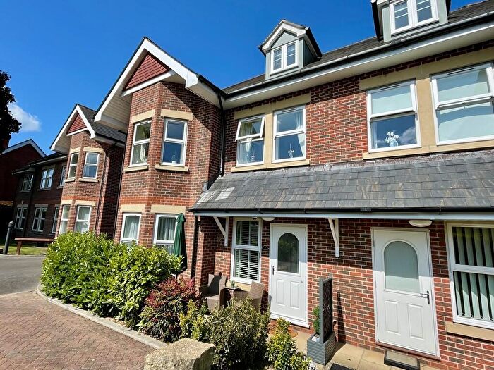 2 Bedroom Flat For Sale In York Road, Broadstone, BH18