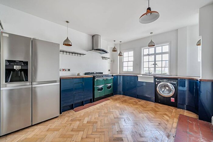 2 Bedroom Flat To Rent In Baker Street, Marylebone, London, NW1