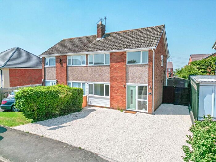 3 Bedroom Semi-Detached House For Sale In Severn Road, Bulkington, CV12