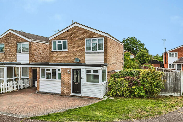 3 Bedroom Link Detached House For Sale In New England Close, Bicknacre, Chelmsford, CM3