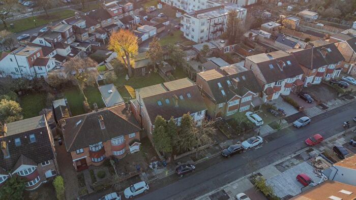 4 Bedroom Semi-detached House For Sale In Bowes Road, London, W3