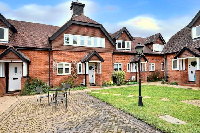 1 Bedroom Detached House For Sale In Horsehill, Norwood Hill, Surrey, RH6