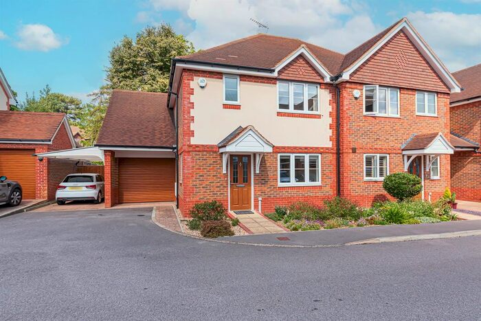 3 Bedroom End Of Terrace House To Rent In Rectory Close, Wokingham, RG40