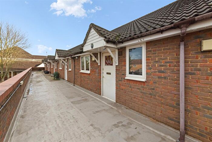 1 Bedroom Maisonette For Sale In Jollys Lane, Hayes, UB4