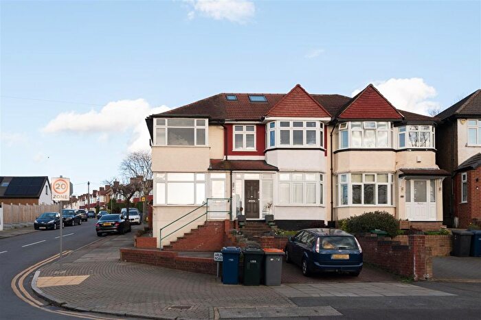 3 Bedroom End Terrace House For Sale In Hampden Way, London, N14