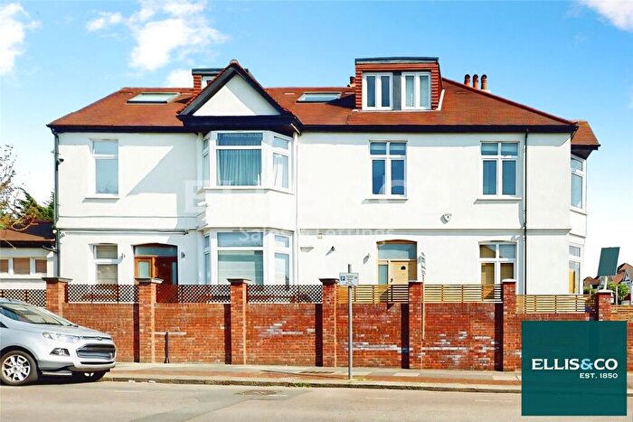 3 Bedroom House For Sale In Limes Avenue, Golders Green, NW11