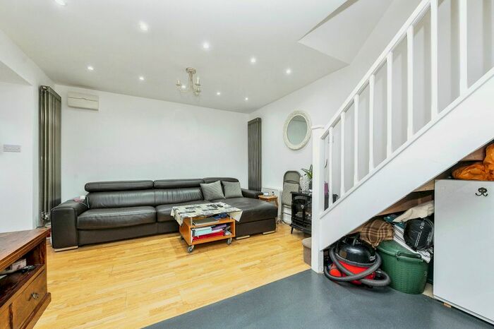 1 Bedroom End Of Terrace House For Sale In Copperfields, Luton, Bedfordshire, LU4