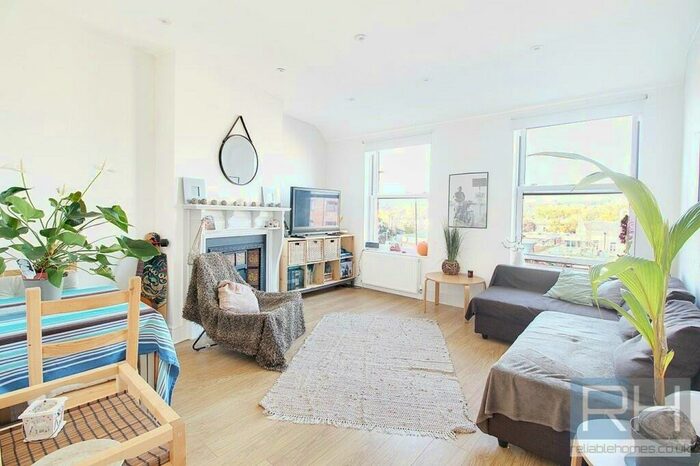 2 Bedroom Apartment To Rent In Tottenham Lane, Crouch End, London, N8