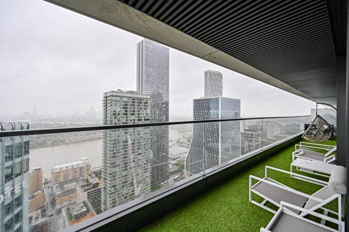 2 Bedroom Flat To Rent In Wardian Building, Canary Wharf, London, E14