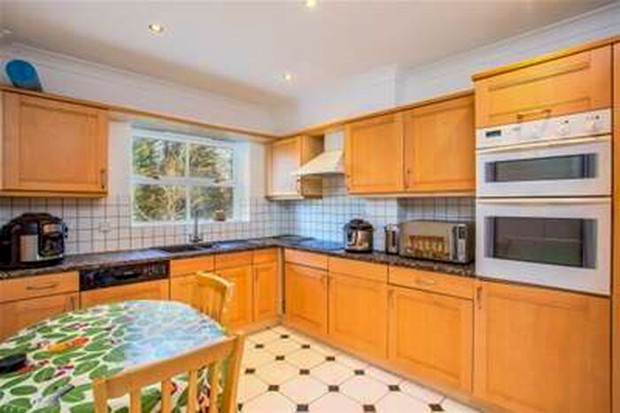 5 Bedroom Town House To Rent In Ellesmere Place, Walton, KT12