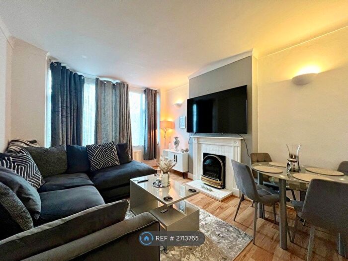 2 Bedroom Maisonette To Rent In Myddelton Avenue, Enfield, EN1