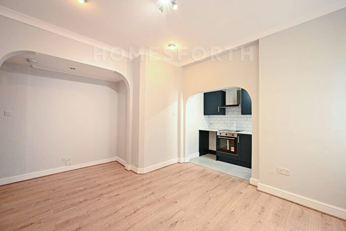 1 Bedroom Flat To Rent In Manstone Road, Crickewood, NW2