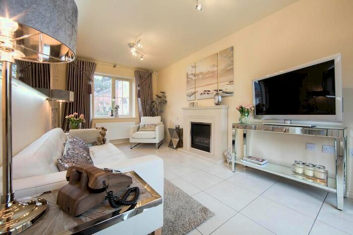 3 Bedroom Semi-Detached House To Rent In Northumberland Way, Walsall, WS2