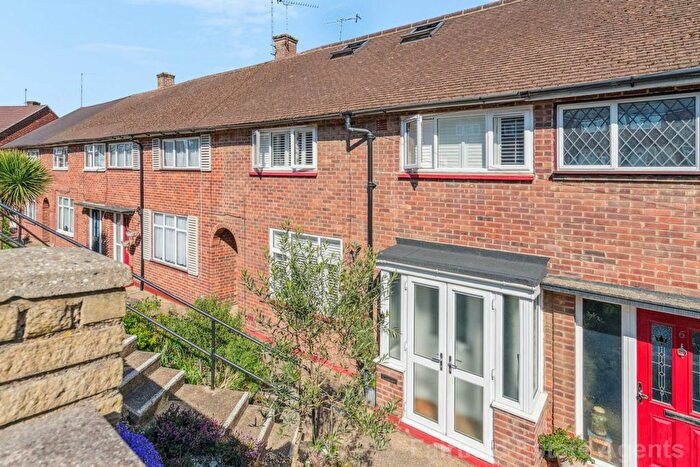 4 Bedroom Terraced House For Sale In Longcliffe Path, Watford, WD19
