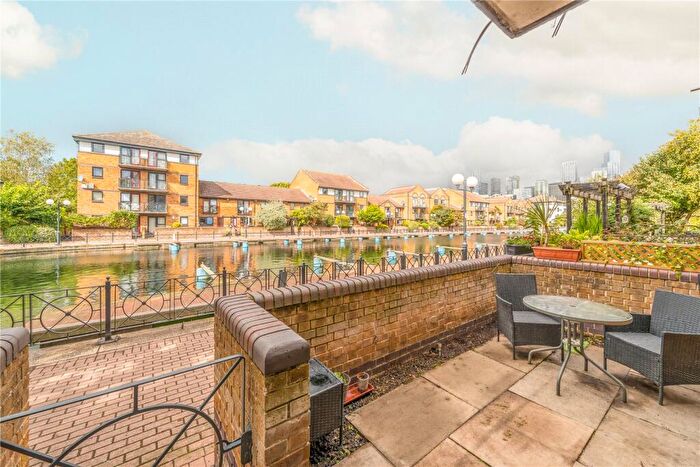 1 Bedroom Apartment For Sale In Falcon Way, London, E14