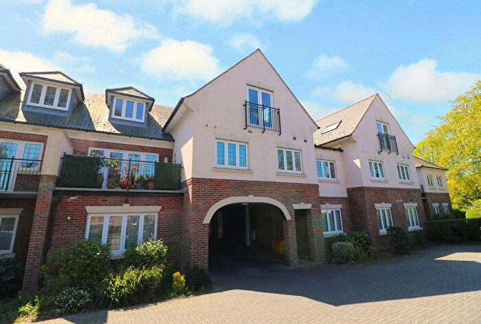 2 Bedroom Flat For Sale In Heath Road, Locks Heath, SO31