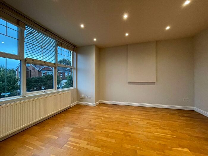 3 Bedroom Flat To Rent In Nether Street, London, N12