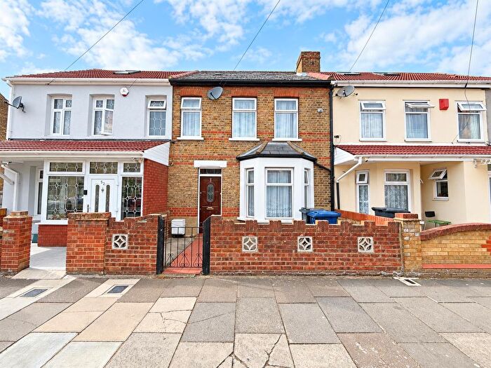 3 Bedroom Terraced House For Sale In Endsleigh Road, Southall, UB2